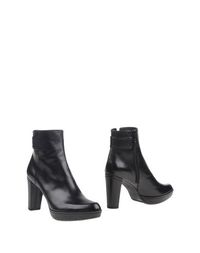 Полусапоги и высокие ботинки Stuart Weitzman