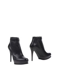 Полусапоги и высокие ботинки Stuart Weitzman