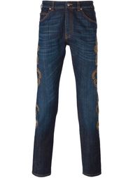 джинсы с вышивкой Versace