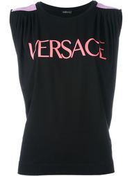 топ с принтом-логотипом Versace
