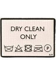 стикер 'Dry Clean Only'  Anya Hindmarch