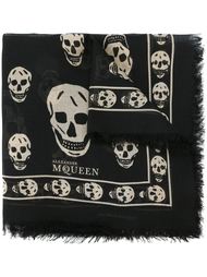 шарф с принтом черепов Alexander McQueen