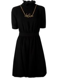 платье с подвеской Love на груди  Love Moschino