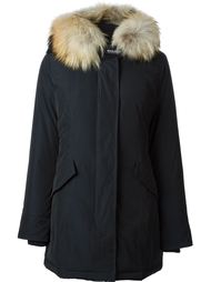 дутая парка с отделкой из меха енота Woolrich