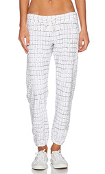 Свободные брюки oversized crocodile print - MONROW