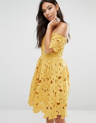 Короткое приталенное платье из кружева с широким вырезом Boohoo - Желтый