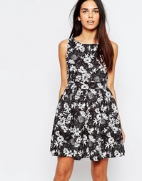 Короткое приталенное платье с цветочным принтом Wal G - Черный