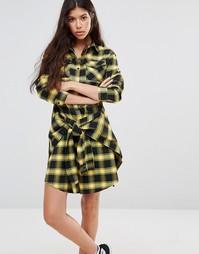 Платье-рубашка в клетку с завязкой на талии Boohoo - Желтый