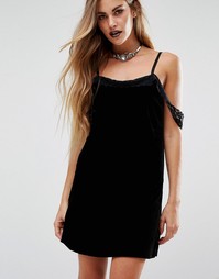 Бархатное платье-сорочка с открытыми плечами Motel Halloween Dels - Черный
