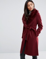 Пальто с поясом и отделкой искусственным мехом QED London - Красный