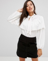 Блузка с завязкой у горловины и оборкой Boohoo - Белый