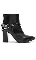 Короткие сапоги на высоком каблуке - Love Moschino