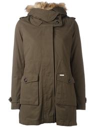 парка с отделкой из меха енота Woolrich