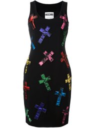 платье с нашивками-крестами Moschino
