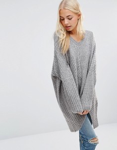 Вязаный oversize-джемпер с узором в косичку QED London - Серый
