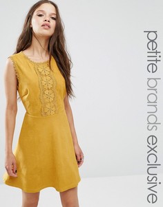 Короткое приталенное платье под замшу с аппликацией Glamorous Petite - Желтый