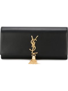 клатч с золотистым логотипом и кисточкой Saint Laurent
