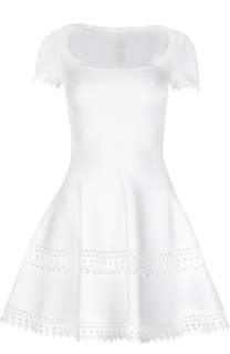 Приталенное мини-платье с перфорацией и овальным вырезом Alaia