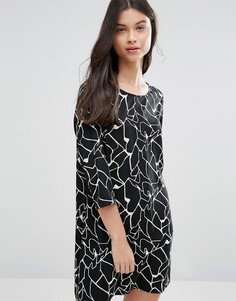 Vero Moda Petite Shift Dress In Abstract Print - Черный