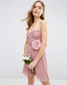 Шифоновое платье‑бандо мини со съемным цветочным украшением ASOS WEDDING - Розовый