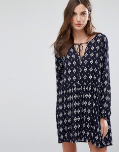 Короткое приталенное платье с принтом QED London - Темно-синий