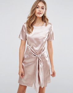 Атласное платье с завязкой спереди Boohoo - Коричневый