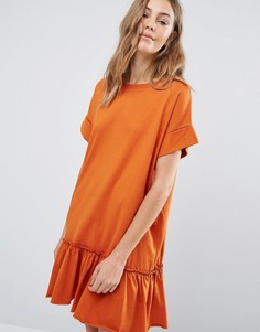 Платье-футболка с оборкой на подоле Boohoo - Оранжевый