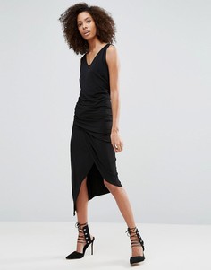 Черное платье без рукавов с V-образным вырезом и сборками Liquorish - Черный