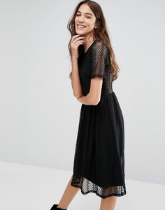 Короткое приталенное платье с кружевными рукавами Wal G - Черный