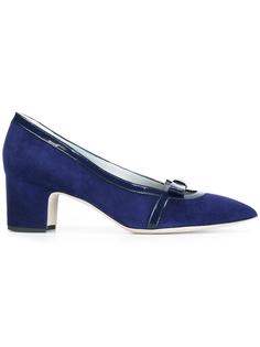 'Elvira' pumps Rayne