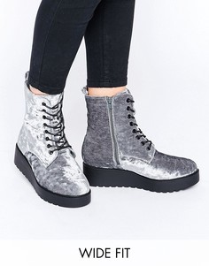 Бархатные байкерские ботинки для широкой стопы на шнурках New Look - Серый