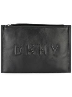 клатч с тисненым логотипом DKNY