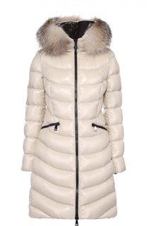 Приталенный стеганый пуховик с меховой отделкой капюшона Moncler