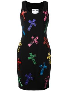 платье с нашивками-крестами Moschino