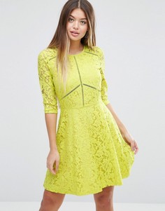 Кружевное короткое приталенное платье с отделкой лесенка ASOS - Желтый