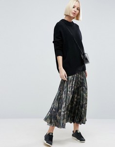 Плиссированная атласная юбка с камуфляжным принтом ASOS - Мульти