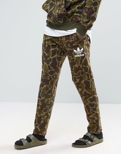 Джоггеры камуфляжной расцветки adidas Originals BK5901 - Зеленый