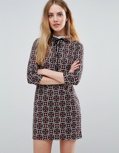 Платье с плиточным принтом и шнуровкой спереди QED London - Черный