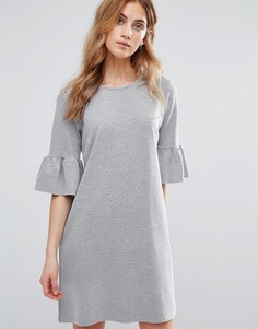 Цельнокройное платье с рюшами на рукавах New Look - Серый