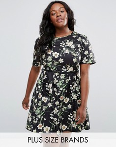 Короткое приталенное платье с цветочным принтом и ремнем Yumi Plus - Черный