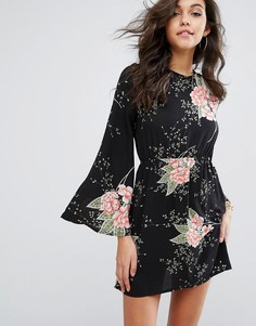 Платье с присборенной юбкой и цветочным принтом PrettyLittleThing - Черный