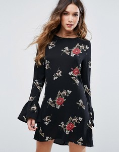 Цельнокройное платье с цветочным принтом и расклешенным рукавом Missguided - Черный