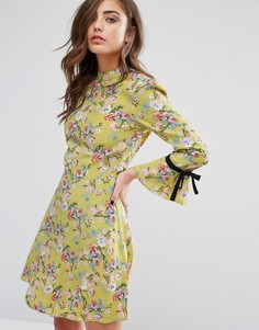 Чайное платье с высокой горловиной и цветочным принтом Miss Selfridge - Зеленый