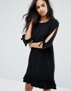 Платье с оборкой по краю и завязками на рукавах Boohoo - Черный