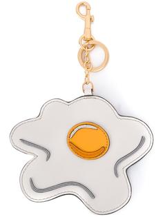 брелок в виде яичницы Anya Hindmarch
