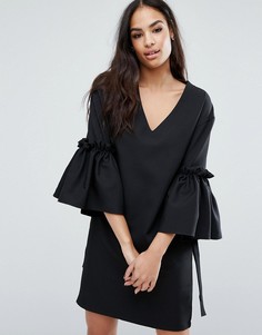 Платье с V-образным вырезом, расклешенными рукавами и завязками Boohoo - Черный