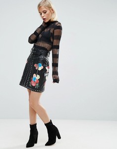 Кожаная мини-юбка с принтом и заклепками ASOS - Черный