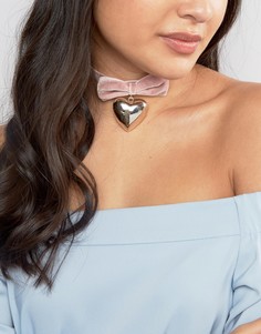 Бархатное ожерелье-чокер ограниченной серии с сердцем и бантом - Розовый Asos