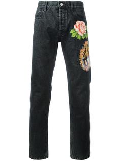 зауженные джинсы с аппликацией тигра и цветов Gucci