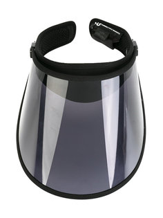 козырек с логотипом бренда сбоку Y-3